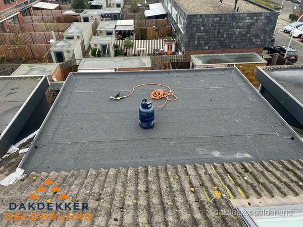 Plat dak met bitumen dakbedekking en brander in Gelderland Plat dak met bitumen dakbedekking en brander in Gelderland