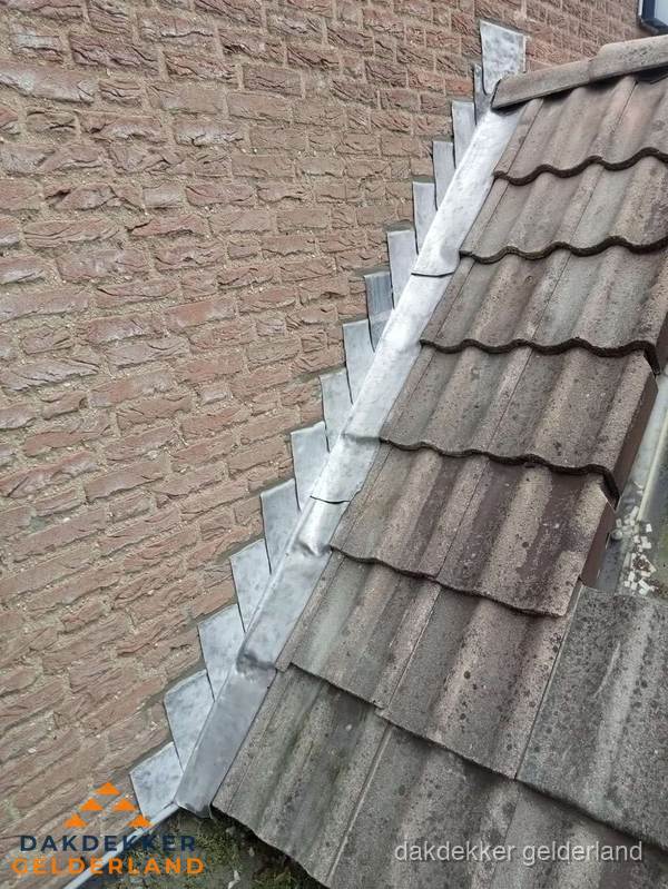 Loodslabben langs dakaansluiting bij bakstenen muur in Gelderland Loodslabben langs dakaansluiting bij bakstenen muur in Gelderland