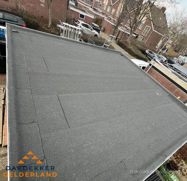 Nieuwe bitumen dakbedekking op plat dak van garage in Gelderland Nieuwe bitumen dakbedekking op plat dak van garage in Gelderland