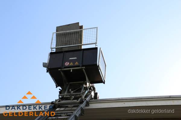Dakdekkerslift voor materiaal transport bij dakwerkzaamheden in Gelderland Dakdekkerslift voor materiaal transport bij dakwerkzaamheden in Gelderland