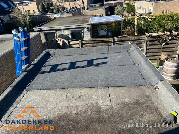 Dakdekker bij bitumen plat dak renovatie in Gelderland Dakdekker bij bitumen plat dak renovatie in Gelderland