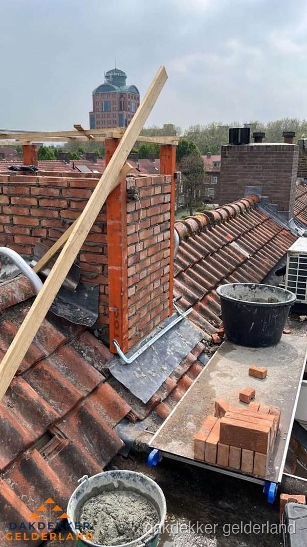 Schoorsteen renovatie met metselwerk op schuin dak in Gelderland Schoorsteen renovatie met metselwerk op schuin dak in Gelderland