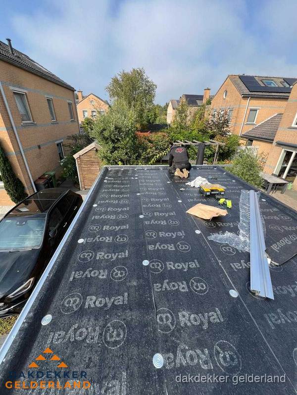 Nieuwe Royal bitumen dakbedekking op plat dak van aanbouw in Gelderland Nieuwe Royal bitumen dakbedekking op plat dak van aanbouw in Gelderland