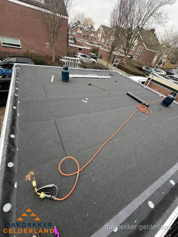 Afgewerkte dakrenovatie met bitumen op plat dak in Gelderland