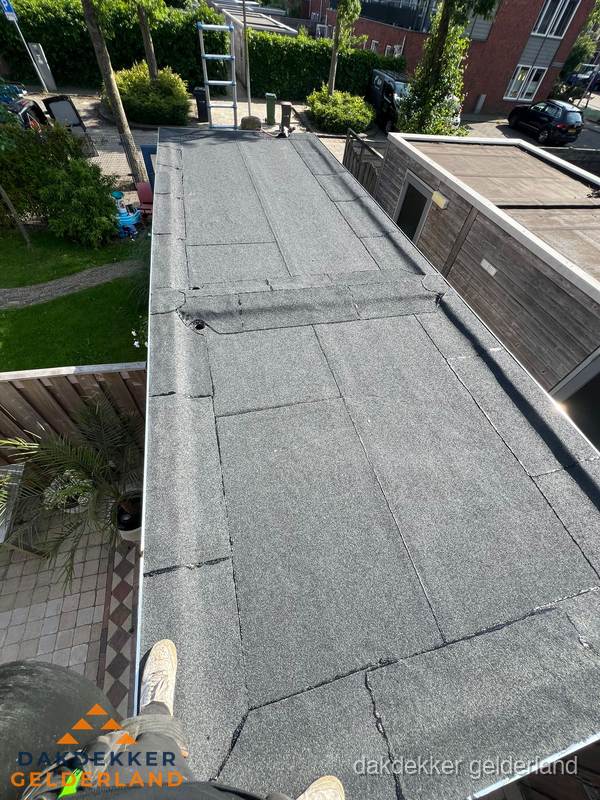 Bitumen plat dak rijtjeswoning vanuit dakdekker perspectief in Gelderland Bitumen plat dak rijtjeswoning vanuit dakdekker perspectief in Gelderland
