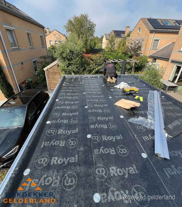 Dakdekker aan het werk op plat dak renovatie in Gelderland