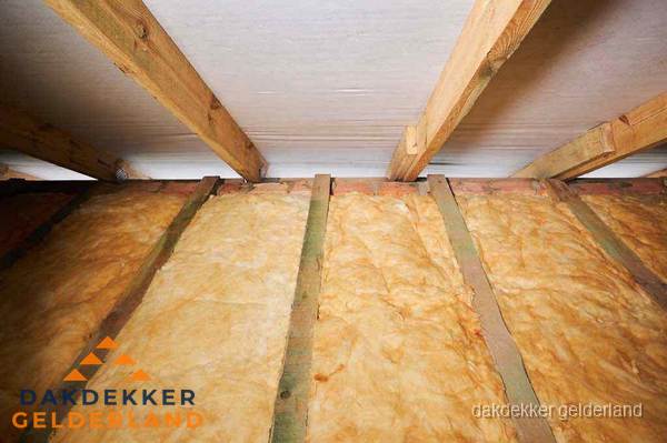 Dakisolatie met glaswol tussen dakspanten in Gelderland Dakisolatie met glaswol tussen dakspanten in Gelderland