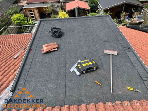 Gereedschap op nieuw plat dak na renovatie in Gelderland Gereedschap op nieuw plat dak na renovatie in Gelderland