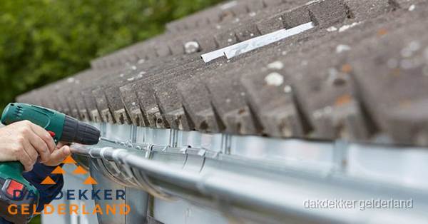 Dakgoot repareren met accuboormachine in Gelderland Dakgoot repareren met accuboormachine in Gelderland