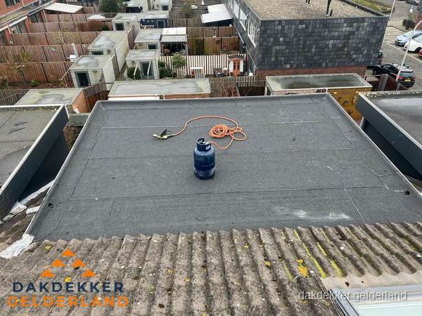 Plat dak met nieuwe bitumen dakbedekking en brandgereedschap in Gelderland Plat dak met nieuwe bitumen dakbedekking en brandgereedschap in Gelderland
