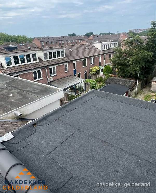 Vernieuwd plat dak met bitumen in woonwijk in Gelderland Vernieuwd plat dak met bitumen in woonwijk in Gelderland