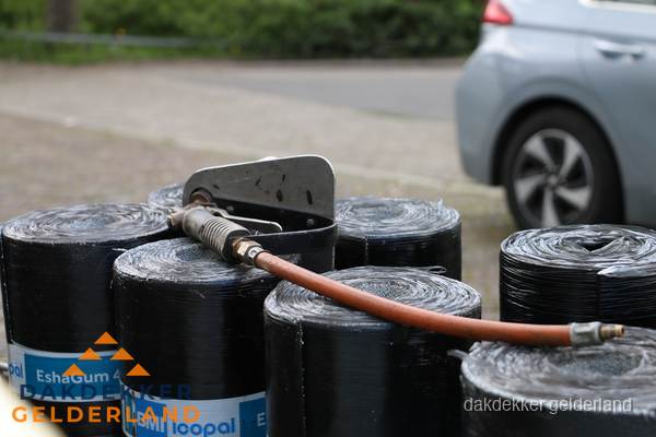Rollen bitumen dakbedekking EshaGum klaar voor installatie in Gelderland Rollen bitumen dakbedekking EshaGum klaar voor installatie in Gelderland