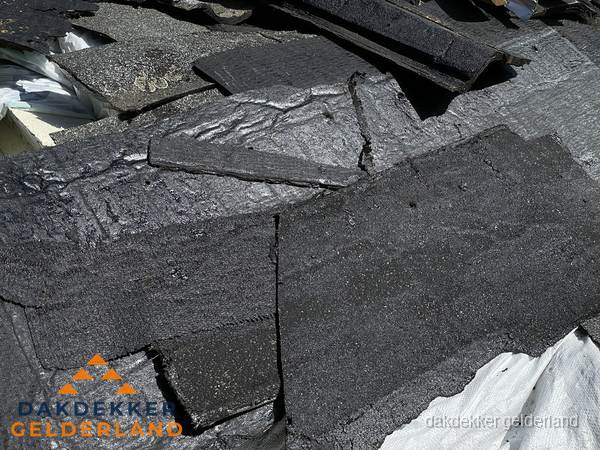 Verwijderd oud bitumen dakleer klaar voor vervanging in Gelderland Verwijderd oud bitumen dakleer klaar voor vervanging in Gelderland