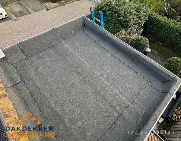 Gerenoveerd plat dak met nieuwe bitumen dakbedekking in Gelderland Gerenoveerd plat dak met nieuwe bitumen dakbedekking in Gelderland