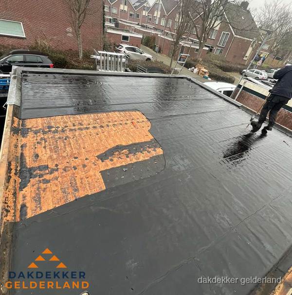 Dakdekker brengt EPDM dakbedekking aan op plat dak in Gelderland Dakdekker brengt EPDM dakbedekking aan op plat dak in Gelderland