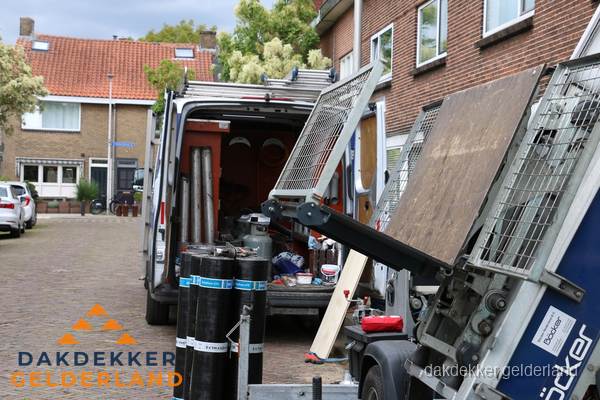 Dakdekkersbusje met materiaal en ladderlift voor dakpannen vervangen in Gelderland Dakdekkersbusje met materiaal en ladderlift voor dakpannen vervangen in Gelderland