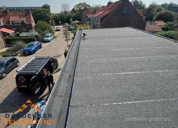Nieuw bitumen plat dak met uitzicht over woonwijk in Gelderland Nieuw bitumen plat dak met uitzicht over woonwijk in Gelderland