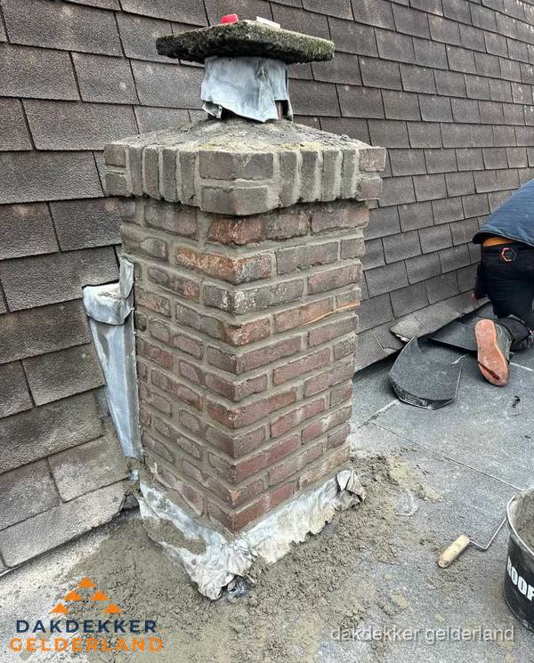 Schoorsteen reparatie met lood en voegwerk op leien dak in Gelderland Schoorsteen reparatie met lood en voegwerk op leien dak in Gelderland