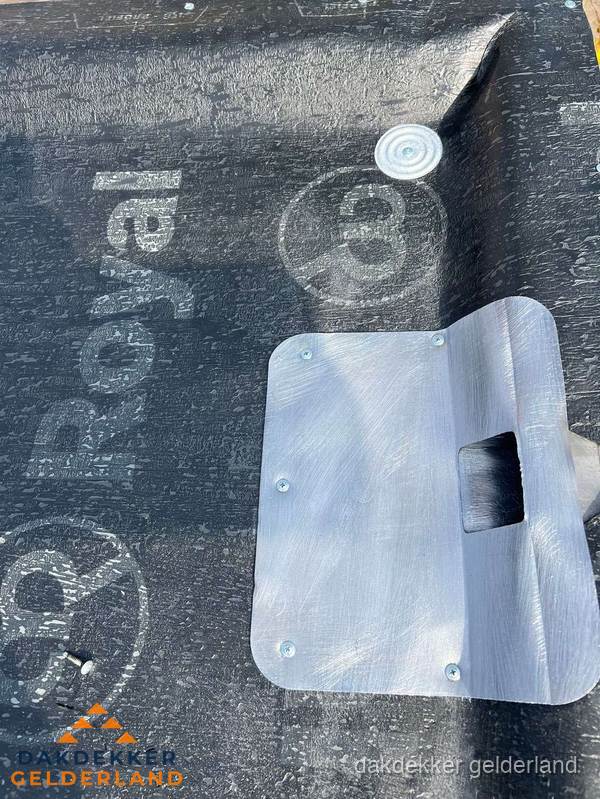 Dakdoorvoer met metalen afvoerplaat op bitumen dak in Gelderland Dakdoorvoer met metalen afvoerplaat op bitumen dak in Gelderland
