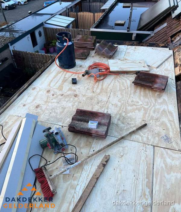 Dakreparatie werkzaamheden op plat dak met gereedschap in Gelderland Dakreparatie werkzaamheden op plat dak met gereedschap in Gelderland