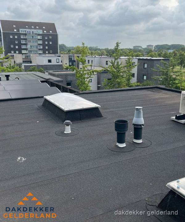 Groot plat dak met lichtkoepel en dakdoorvoeren in Gelderland Groot plat dak met lichtkoepel en dakdoorvoeren in Gelderland