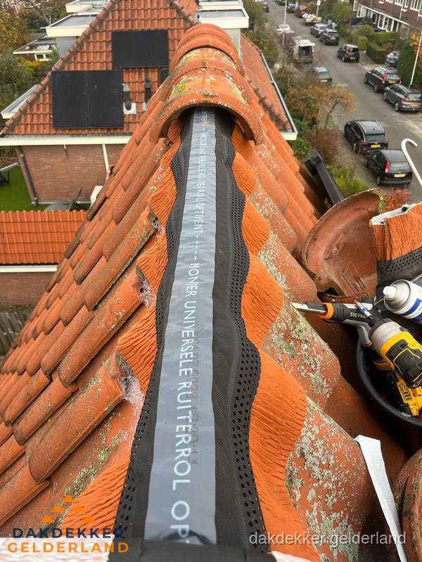 Dakdekker vervangt nokvorst met ruiterrol op pannendak in Gelderland Dakdekker vervangt nokvorst met ruiterrol op pannendak in Gelderland