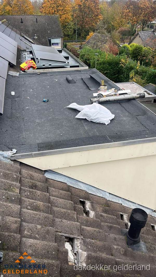 Beschadigde dakbedekking op plat dak voor reparatie in Gelderland Beschadigde dakbedekking op plat dak voor reparatie in Gelderland