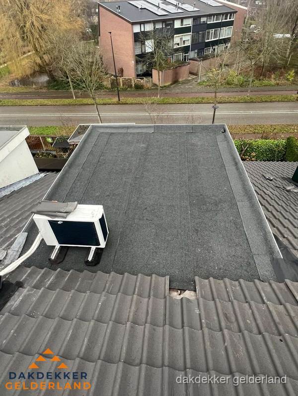 Plat dak inspectie met bitumen bedekking naast schuin pannendak in Gelderland Plat dak inspectie met bitumen bedekking naast schuin pannendak in Gelderland