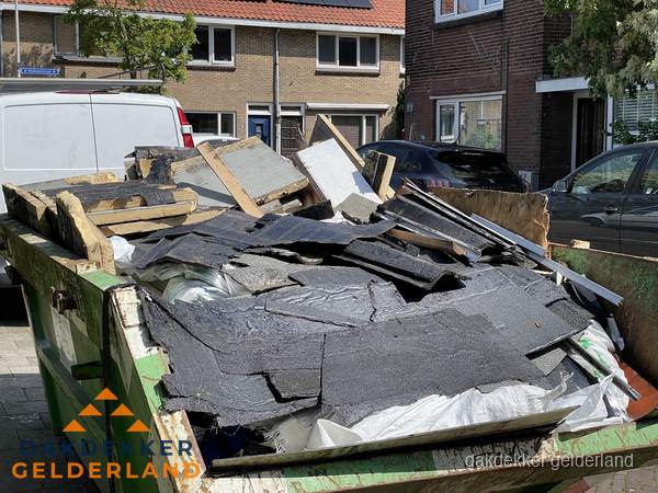 Afvalcontainer met gesloopt dakmateriaal tijdens dakkapel renovatie in Gelderland