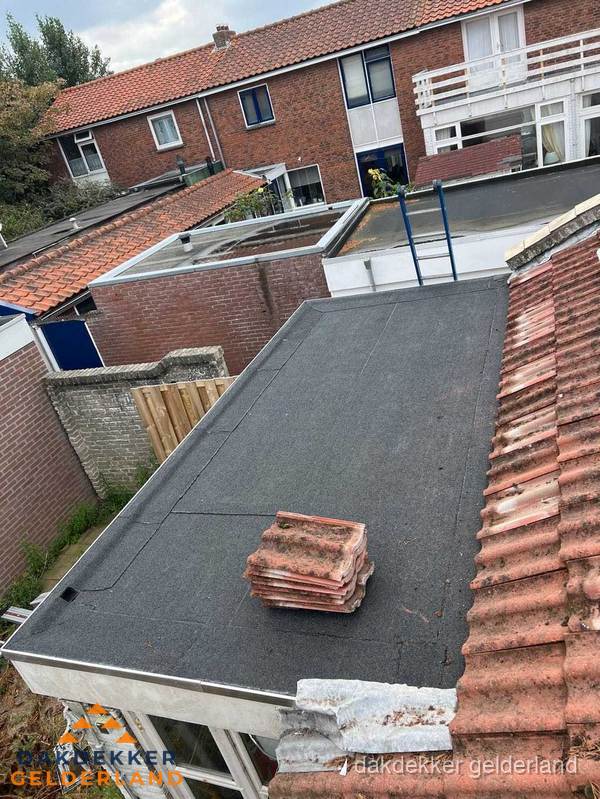 Plat dak aanbouw met bitumen naast schuin pannendak in Gelderland Plat dak aanbouw met bitumen naast schuin pannendak in Gelderland