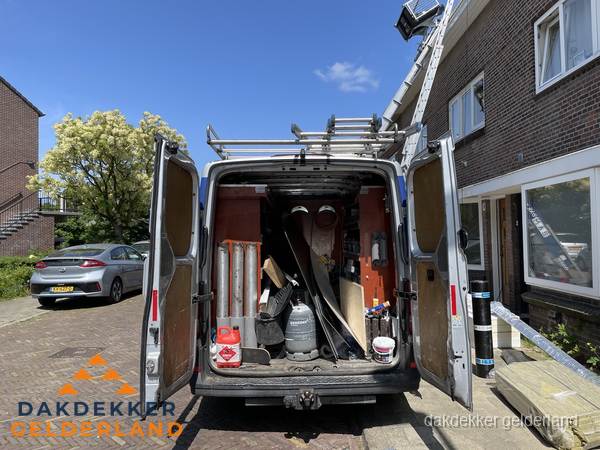 Spoed dakdekker bus met gereedschap en ladder bij woning in Gelderland Spoed dakdekker bus met gereedschap en ladder bij woning in Gelderland