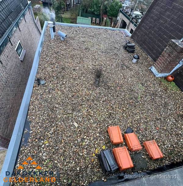 Plat dak met grindballast en dakdoorvoeren in Gelderland Plat dak met grindballast en dakdoorvoeren in Gelderland