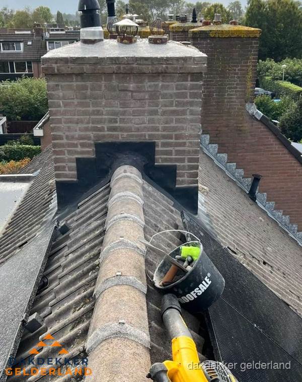 Schoorsteen met loodaansluiting en nokvorst op pannendak in Gelderland Schoorsteen met loodaansluiting en nokvorst op pannendak in Gelderland