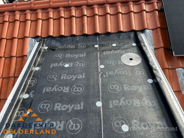 Nieuw dak met dakpannen en Royal onderlaag bij woning in Gelderland Nieuw dak met dakpannen en Royal onderlaag bij woning in Gelderland