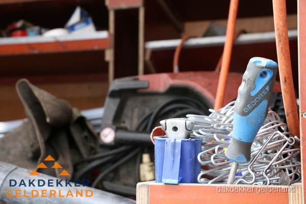 Professioneel gereedschap van dakdekker in Gelderland