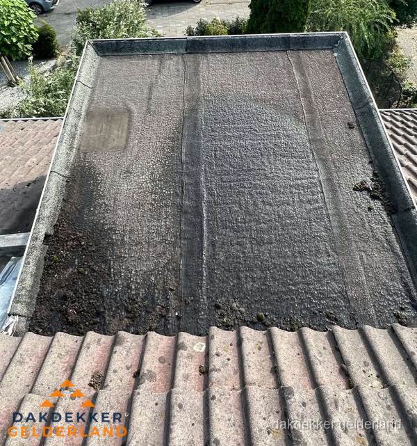 Verouderd plat dak met bitumen en slijtage voor lekkage inspectie in Gelderland Verouderd plat dak met bitumen en slijtage voor lekkage inspectie in Gelderland