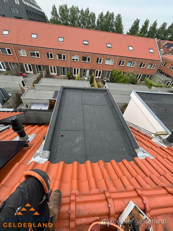 Bitumen dak reparatie op plat dak tussen dakpannen in Gelderland Bitumen dak reparatie op plat dak tussen dakpannen in Gelderland