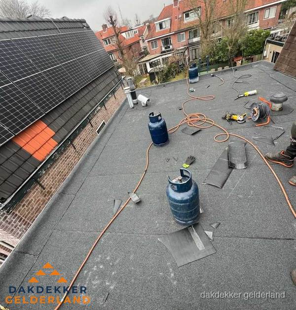 Daklekkage repareren met brandgereedschap op plat dak in Gelderland Daklekkage repareren met brandgereedschap op plat dak in Gelderland