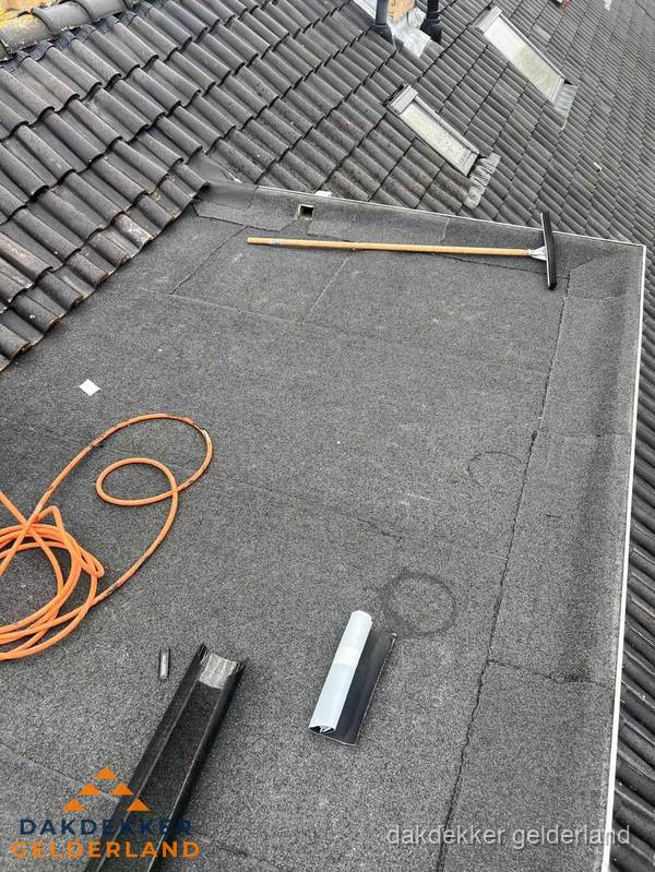 Plat dak reparatie met gereedschap en loodstroken in Gelderland Plat dak reparatie met gereedschap en loodstroken in Gelderland