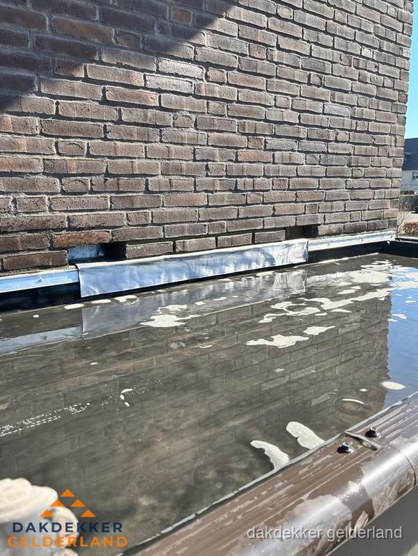 Stilstaand water op plat dak door slechte afwatering in Gelderland Stilstaand water op plat dak door slechte afwatering in Gelderland
