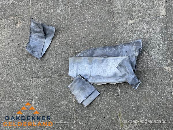 Oude verwijderde loodslabben na vervanging in Gelderland Oude verwijderde loodslabben na vervanging in Gelderland