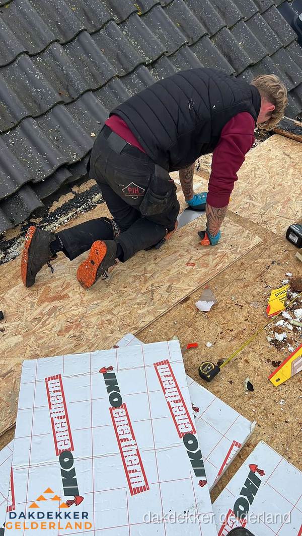 Dakdekker plaatst PIR-isolatieplaten op plat dak in Gelderland Dakdekker plaatst PIR-isolatieplaten op plat dak in Gelderland
