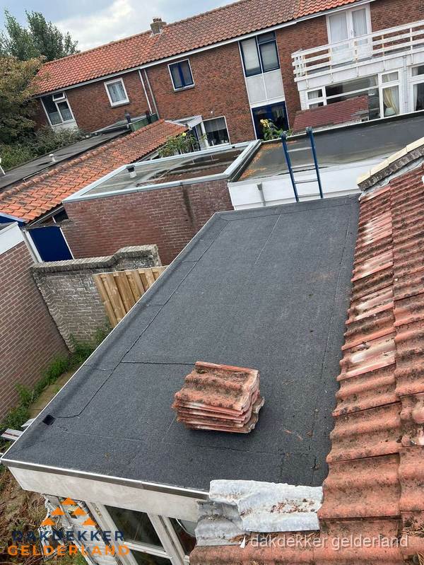Aanbouw plat dak met reservepannen voor dakpannen vervangen in Gelderland Aanbouw plat dak met reservepannen voor dakpannen vervangen in Gelderland