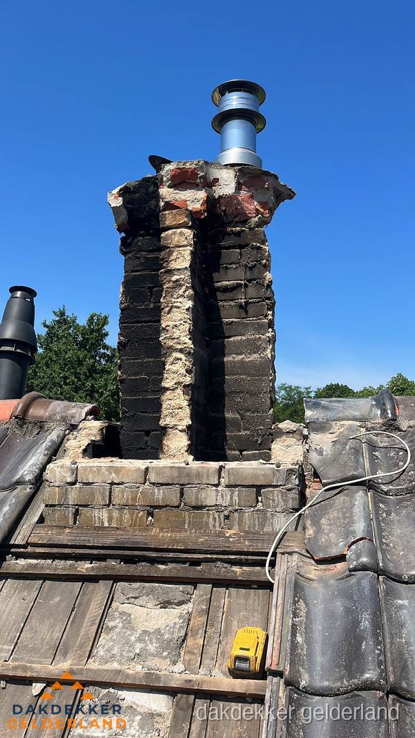 Beschadigde schoorsteen met nieuwe rookgasafvoer op oud dak in Gelderland Beschadigde schoorsteen met nieuwe rookgasafvoer op oud dak in Gelderland