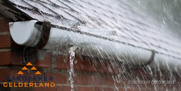 Lekkende dakgoot tijdens regenval in Gelderland Lekkende dakgoot tijdens regenval in Gelderland