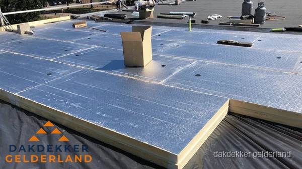 PIR isolatieplaten worden gelegd op plat dak voor dakisolatie in Gelderland PIR isolatieplaten worden gelegd op plat dak voor dakisolatie in Gelderland