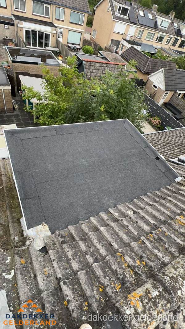 Plat dak aanbouw met bitumen dakbedekking in woonwijk Gelderland Plat dak aanbouw met bitumen dakbedekking in woonwijk Gelderland