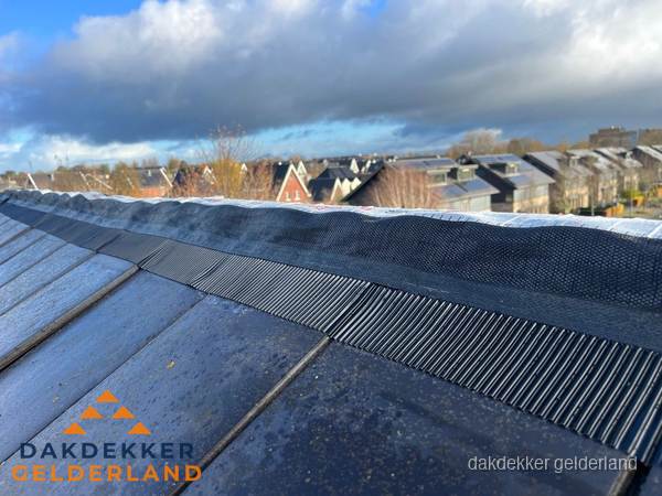 Dakisolatie bij de nok met ventilatieprofiel op schuin dak in Gelderland Dakisolatie bij de nok met ventilatieprofiel op schuin dak in Gelderland