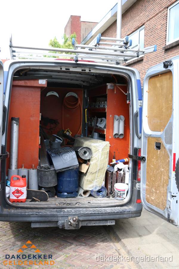 Bedrijfsbus van dakdekker met gereedschap en materialen in Gelderland Bedrijfsbus van dakdekker met gereedschap en materialen in Gelderland