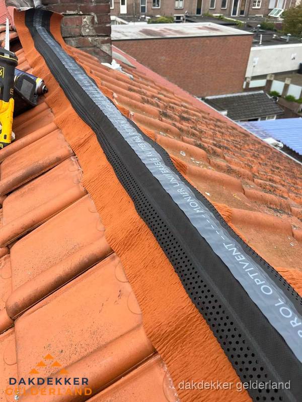 Nokventilatie installeren op hellend pannendak in Gelderland Nokventilatie installeren op hellend pannendak in Gelderland